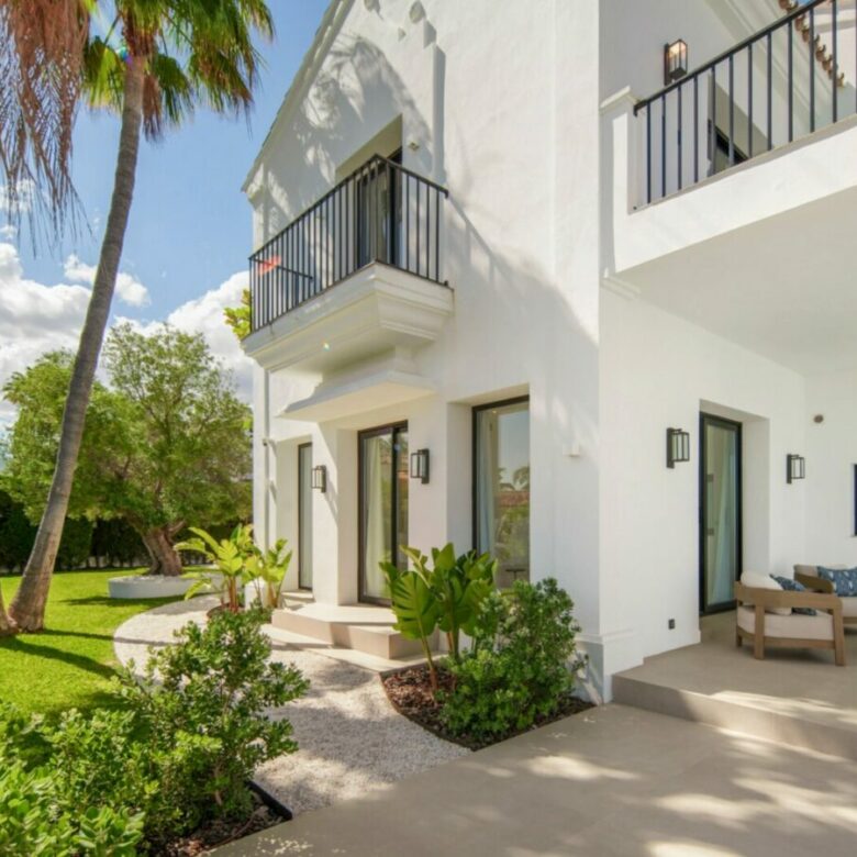 FOR SALE 🏡 Five-Bedroom Villa with Panoramic Sea Views and Private Pool – Puerto del Almendro, Benahavís 🇪🇸