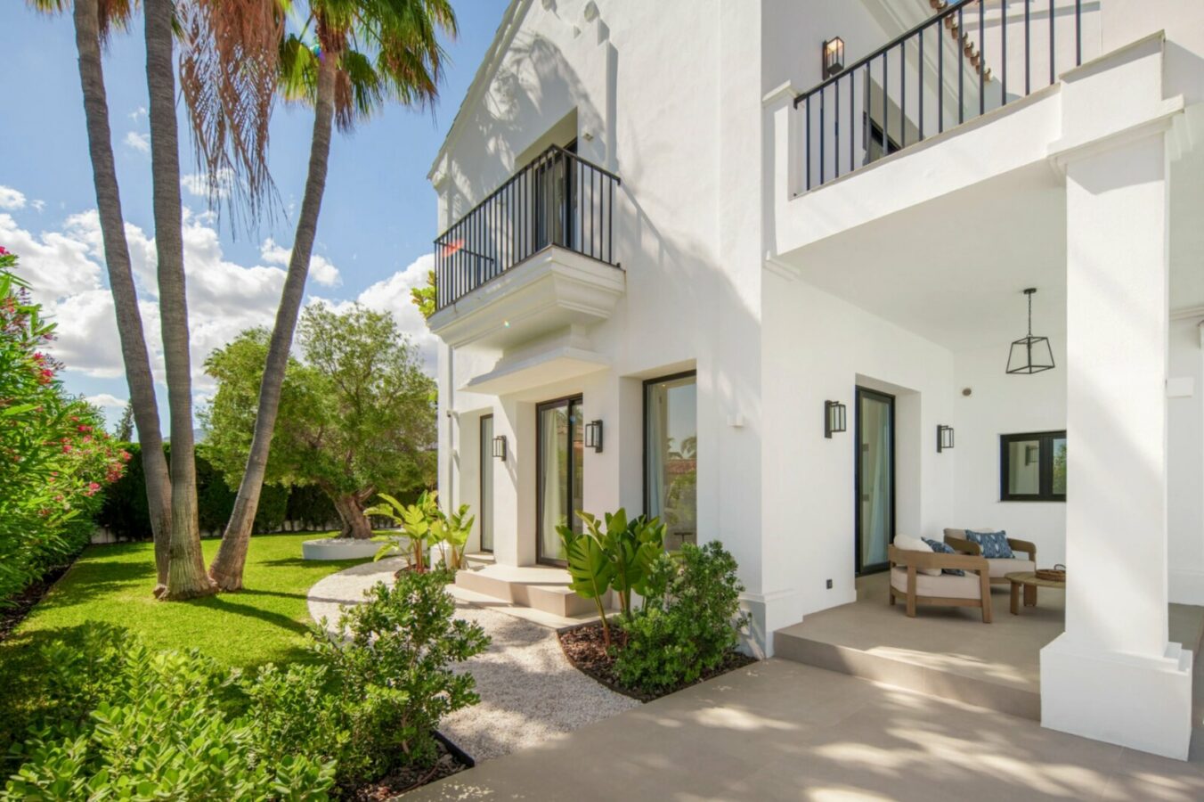 FOR SALE 🏡 Five-Bedroom Villa with Panoramic Sea Views and Private Pool – Puerto del Almendro, Benahavís 🇪🇸