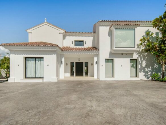 FOR SALE 🏡 Five-Bedroom Villa with Panoramic Sea Views and Private Pool – Puerto del Almendro, Benahavís 🇪🇸