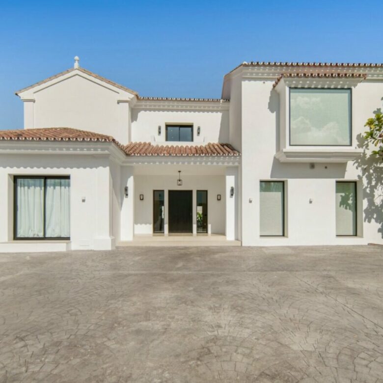 FOR SALE 🏡 Five-Bedroom Villa with Panoramic Sea Views and Private Pool – Puerto del Almendro, Benahavís 🇪🇸