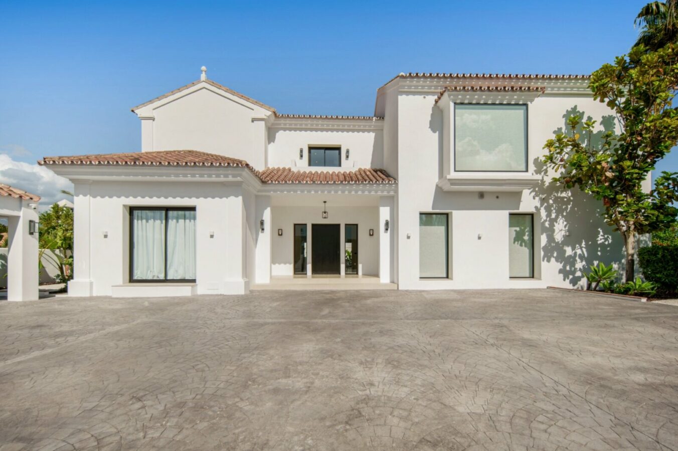 FOR SALE 🏡 Five-Bedroom Villa with Panoramic Sea Views and Private Pool – Puerto del Almendro, Benahavís 🇪🇸