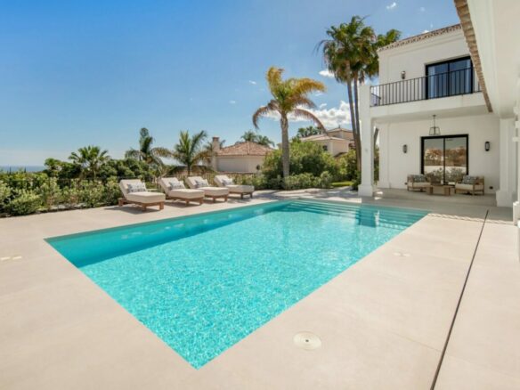 FOR SALE 🏡 Five-Bedroom Villa with Panoramic Sea Views and Private Pool – Puerto del Almendro, Benahavís 🇪🇸