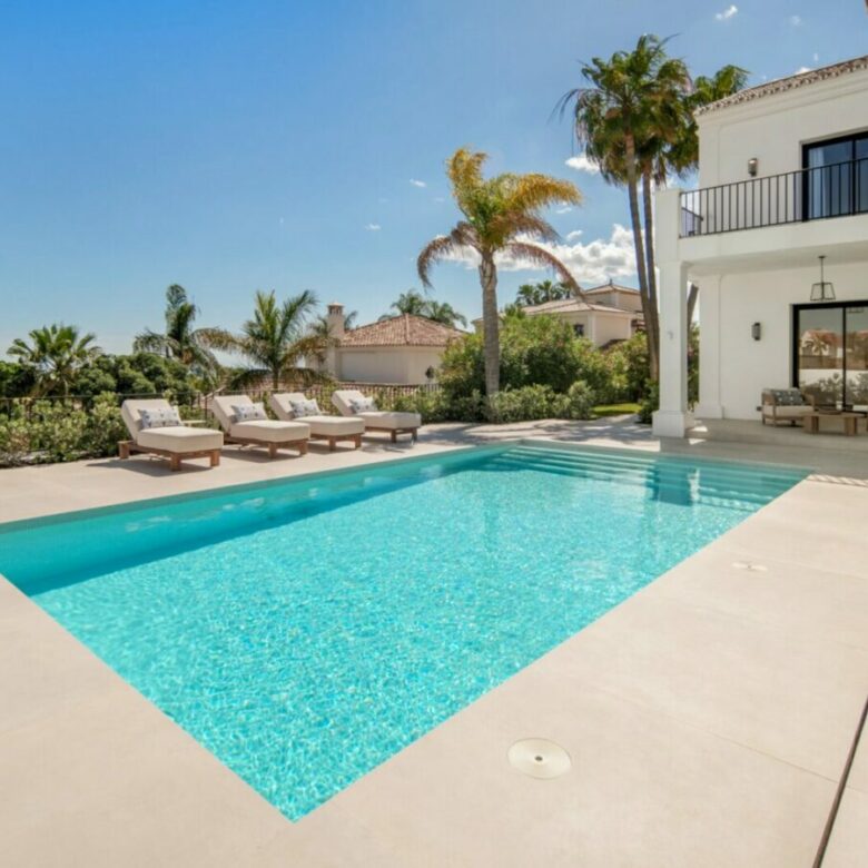 FOR SALE 🏡 Five-Bedroom Villa with Panoramic Sea Views and Private Pool – Puerto del Almendro, Benahavís 🇪🇸