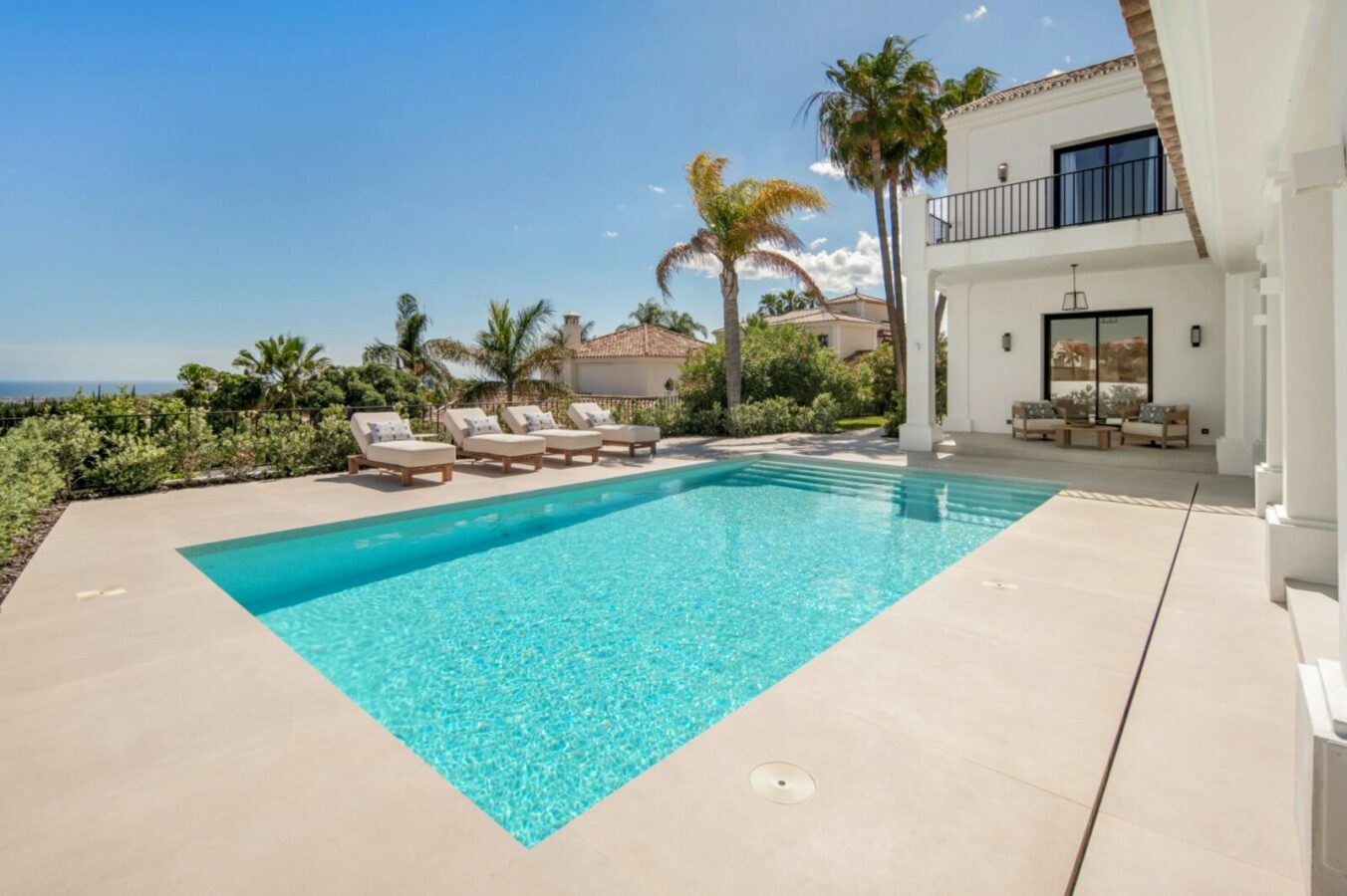 FOR SALE 🏡 Five-Bedroom Villa with Panoramic Sea Views and Private Pool – Puerto del Almendro, Benahavís 🇪🇸