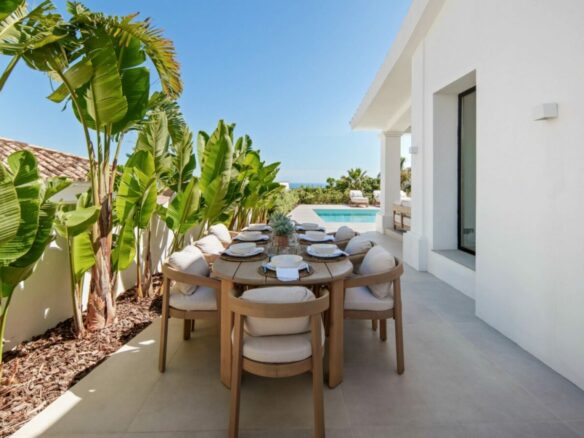 FOR SALE 🏡 Five-Bedroom Villa with Panoramic Sea Views and Private Pool – Puerto del Almendro, Benahavís 🇪🇸