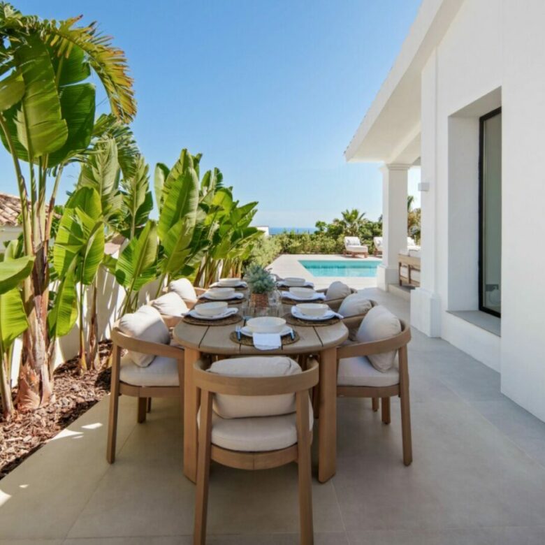 FOR SALE 🏡 Five-Bedroom Villa with Panoramic Sea Views and Private Pool – Puerto del Almendro, Benahavís 🇪🇸