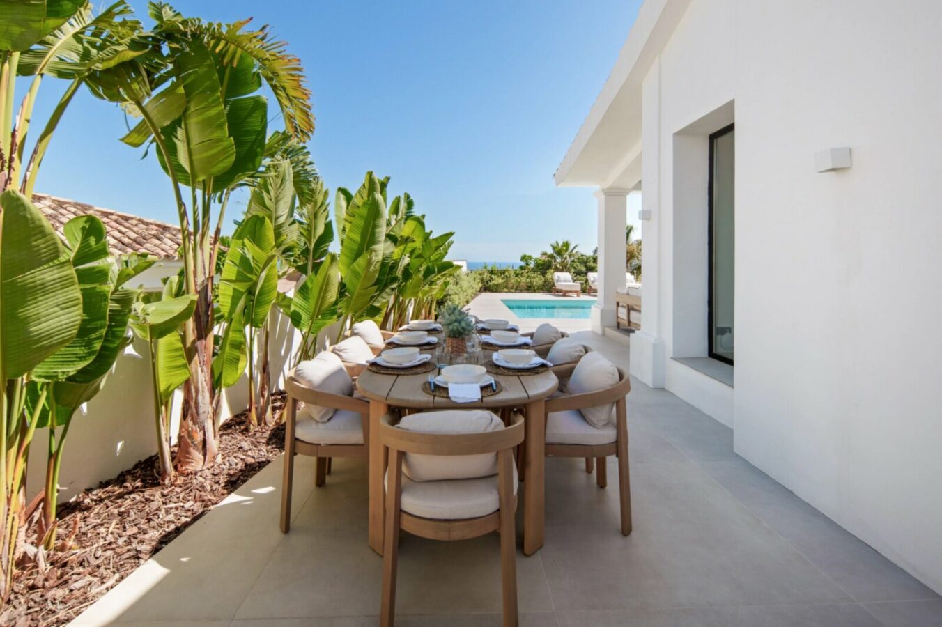 FOR SALE 🏡 Five-Bedroom Villa with Panoramic Sea Views and Private Pool – Puerto del Almendro, Benahavís 🇪🇸