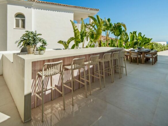 FOR SALE 🏡 Five-Bedroom Villa with Panoramic Sea Views and Private Pool – Puerto del Almendro, Benahavís 🇪🇸