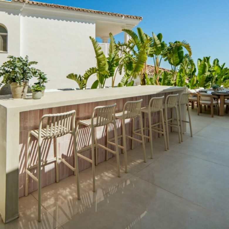 FOR SALE 🏡 Five-Bedroom Villa with Panoramic Sea Views and Private Pool – Puerto del Almendro, Benahavís 🇪🇸