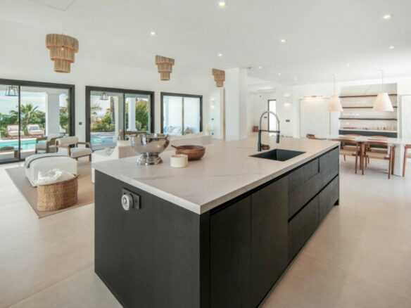 FOR SALE 🏡 Five-Bedroom Villa with Panoramic Sea Views and Private Pool – Puerto del Almendro, Benahavís 🇪🇸