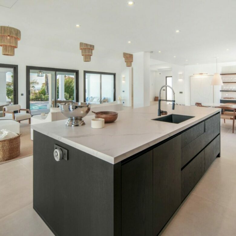 FOR SALE 🏡 Five-Bedroom Villa with Panoramic Sea Views and Private Pool – Puerto del Almendro, Benahavís 🇪🇸