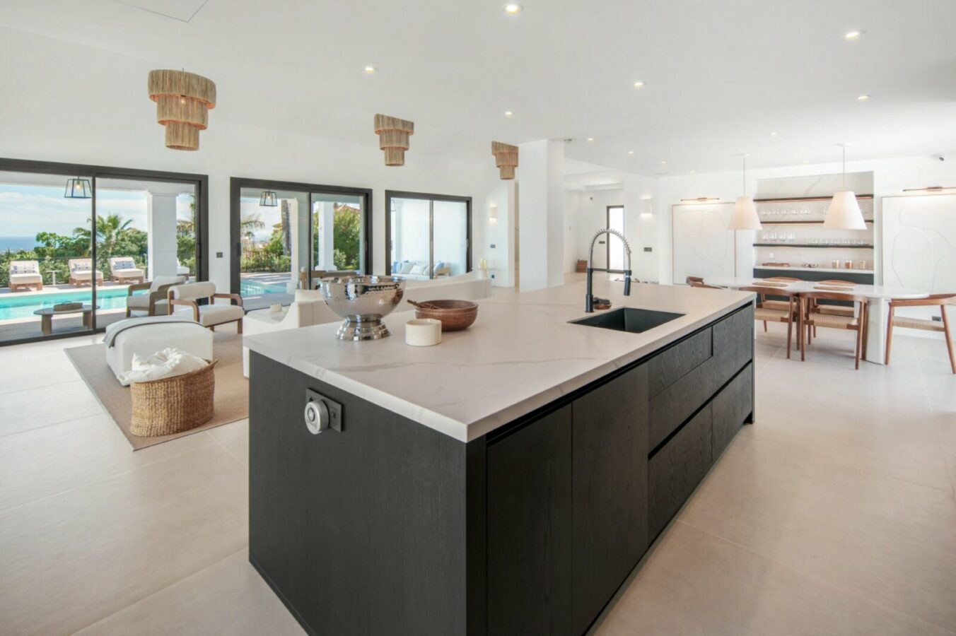FOR SALE 🏡 Five-Bedroom Villa with Panoramic Sea Views and Private Pool – Puerto del Almendro, Benahavís 🇪🇸