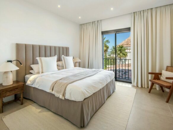 FOR SALE 🏡 Five-Bedroom Villa with Panoramic Sea Views and Private Pool – Puerto del Almendro, Benahavís 🇪🇸