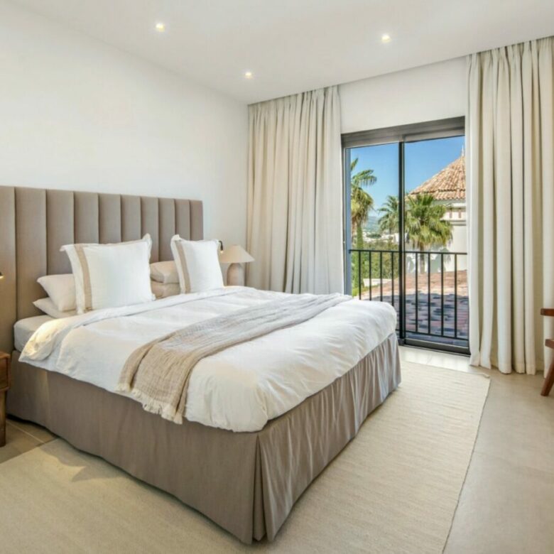 FOR SALE 🏡 Five-Bedroom Villa with Panoramic Sea Views and Private Pool – Puerto del Almendro, Benahavís 🇪🇸