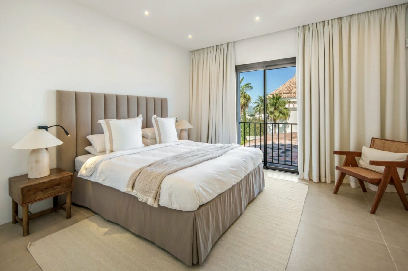 FOR SALE 🏡 Five-Bedroom Villa with Panoramic Sea Views and Private Pool – Puerto del Almendro, Benahavís 🇪🇸