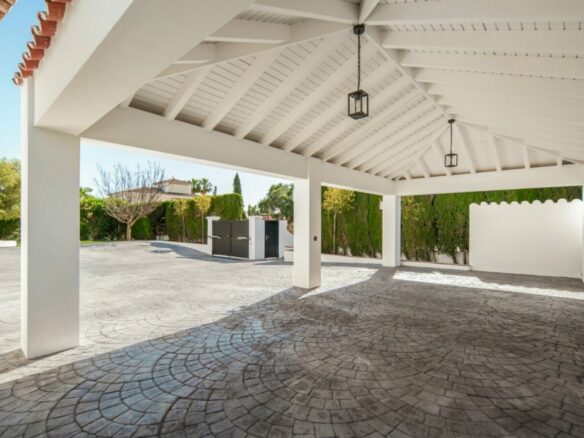 FOR SALE 🏡 Five-Bedroom Villa with Panoramic Sea Views and Private Pool – Puerto del Almendro, Benahavís 🇪🇸