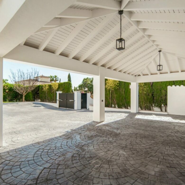FOR SALE 🏡 Five-Bedroom Villa with Panoramic Sea Views and Private Pool – Puerto del Almendro, Benahavís 🇪🇸