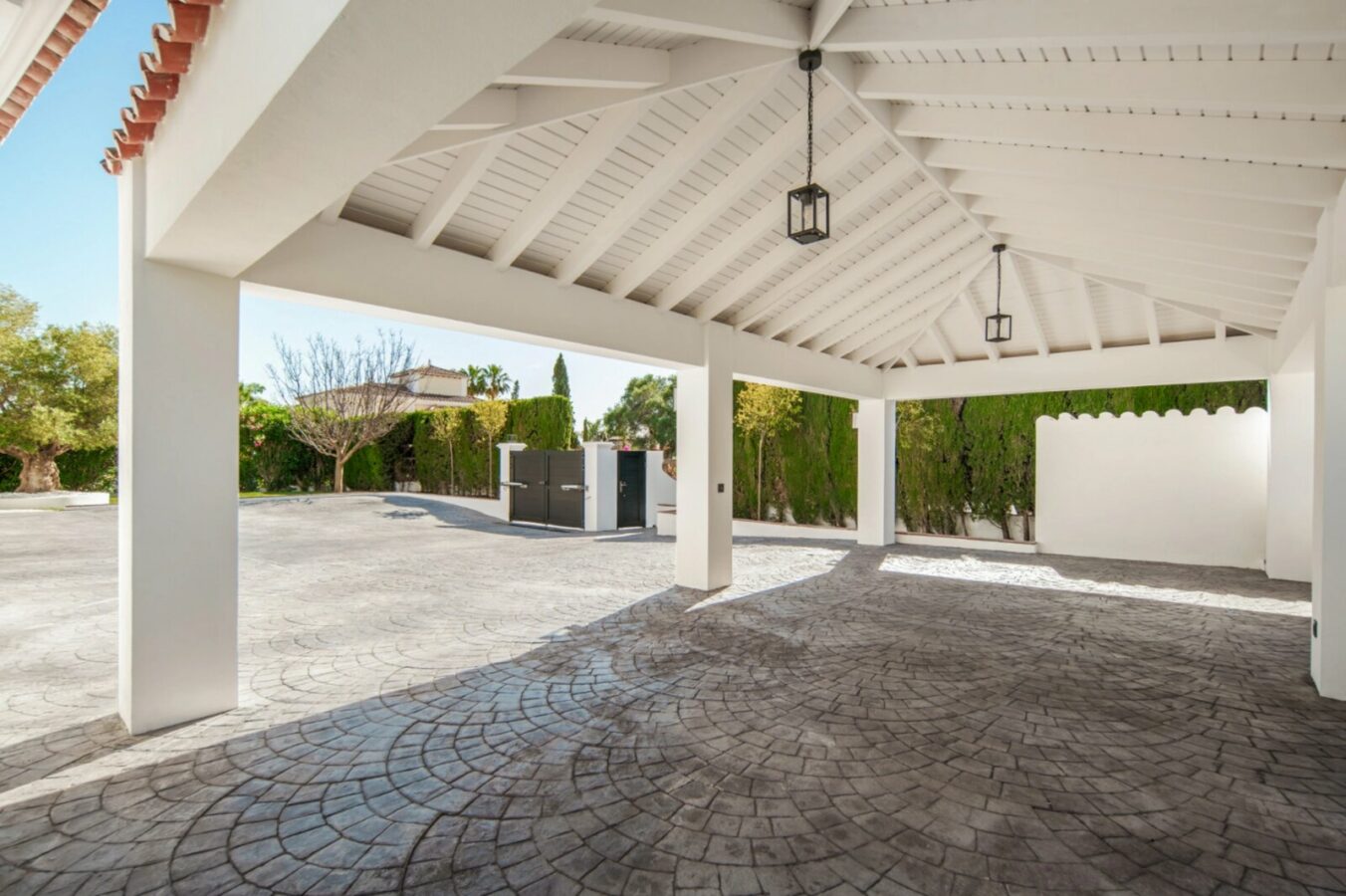 FOR SALE 🏡 Five-Bedroom Villa with Panoramic Sea Views and Private Pool – Puerto del Almendro, Benahavís 🇪🇸