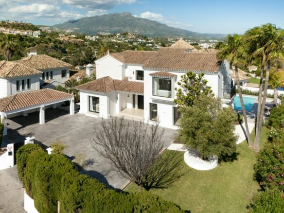FOR SALE 🏡 Five-Bedroom Villa with Panoramic Sea Views and Private Pool – Puerto del Almendro, Benahavís 🇪🇸