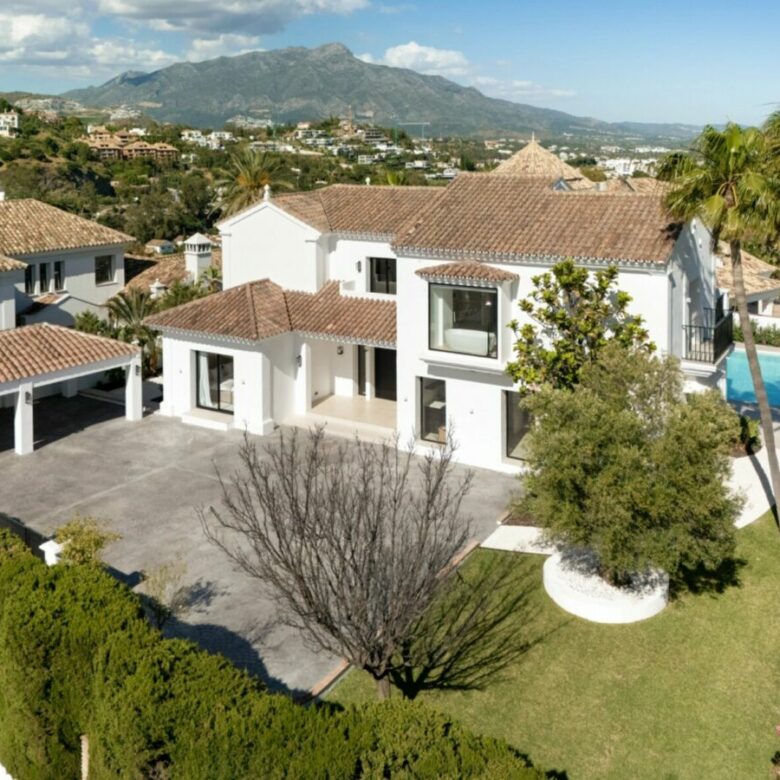 FOR SALE 🏡 Five-Bedroom Villa with Panoramic Sea Views and Private Pool – Puerto del Almendro, Benahavís 🇪🇸