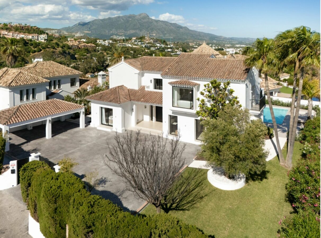 FOR SALE 🏡 Five-Bedroom Villa with Panoramic Sea Views and Private Pool – Puerto del Almendro, Benahavís 🇪🇸