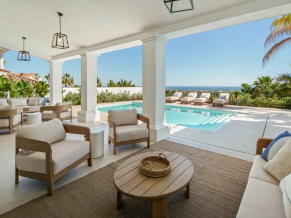 FOR SALE 🏡 Five-Bedroom Villa with Panoramic Sea Views and Private Pool – Puerto del Almendro, Benahavís 🇪🇸