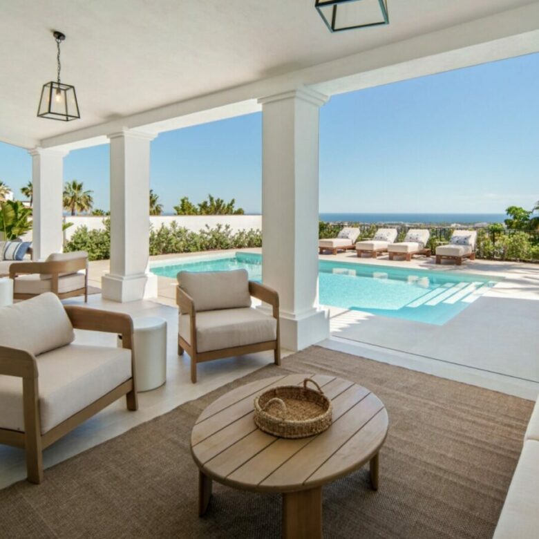 FOR SALE 🏡 Five-Bedroom Villa with Panoramic Sea Views and Private Pool – Puerto del Almendro, Benahavís 🇪🇸