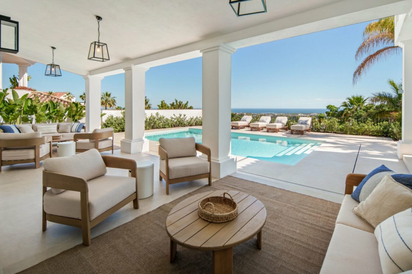 FOR SALE 🏡 Five-Bedroom Villa with Panoramic Sea Views and Private Pool – Puerto del Almendro, Benahavís 🇪🇸