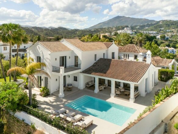 FOR SALE 🏡 Five-Bedroom Villa with Panoramic Sea Views and Private Pool – Puerto del Almendro, Benahavís 🇪🇸