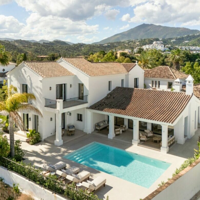 FOR SALE 🏡 Five-Bedroom Villa with Panoramic Sea Views and Private Pool – Puerto del Almendro, Benahavís 🇪🇸