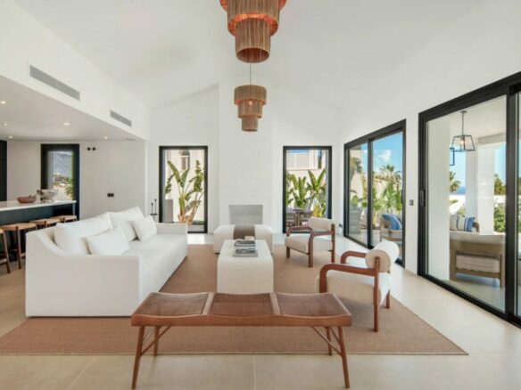 FOR SALE 🏡 Five-Bedroom Villa with Panoramic Sea Views and Private Pool – Puerto del Almendro, Benahavís 🇪🇸
