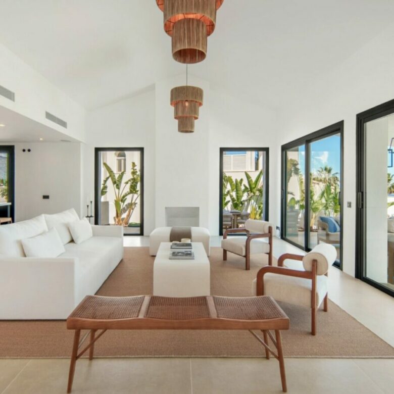FOR SALE 🏡 Five-Bedroom Villa with Panoramic Sea Views and Private Pool – Puerto del Almendro, Benahavís 🇪🇸