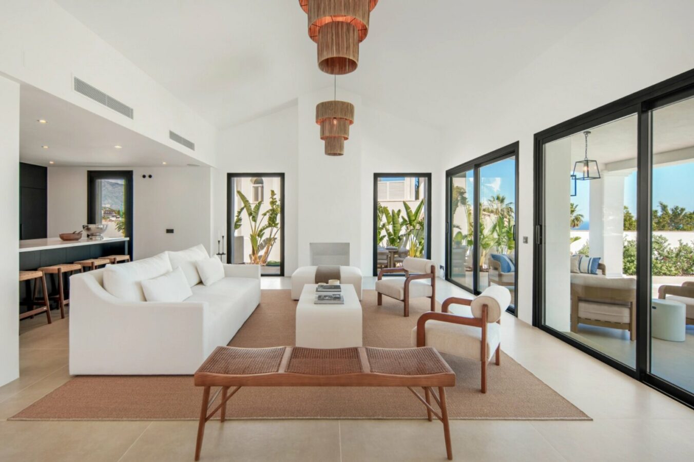 FOR SALE 🏡 Five-Bedroom Villa with Panoramic Sea Views and Private Pool – Puerto del Almendro, Benahavís 🇪🇸