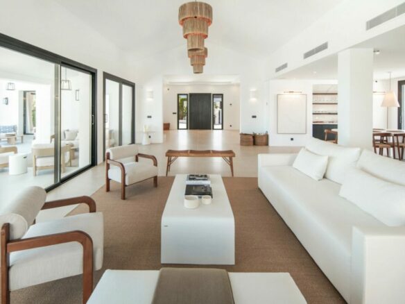 FOR SALE 🏡 Five-Bedroom Villa with Panoramic Sea Views and Private Pool – Puerto del Almendro, Benahavís 🇪🇸
