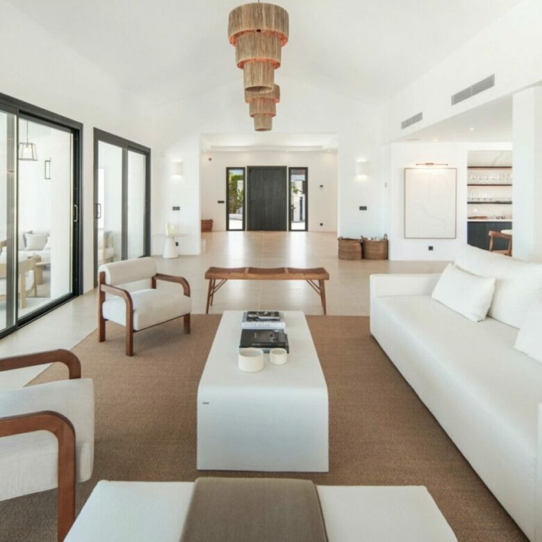 FOR SALE 🏡 Five-Bedroom Villa with Panoramic Sea Views and Private Pool – Puerto del Almendro, Benahavís 🇪🇸