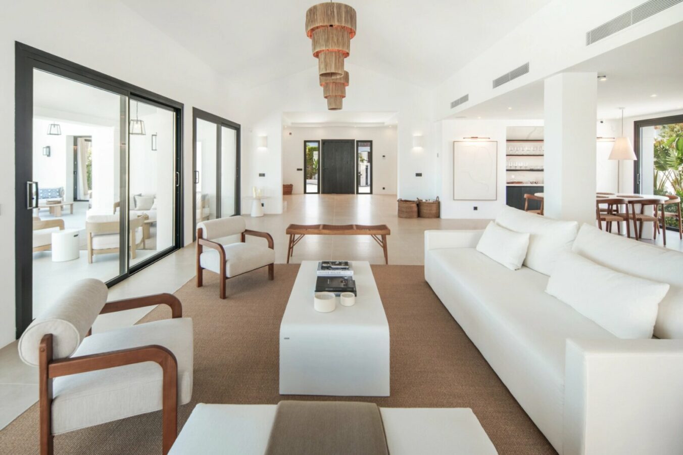 FOR SALE 🏡 Five-Bedroom Villa with Panoramic Sea Views and Private Pool – Puerto del Almendro, Benahavís 🇪🇸