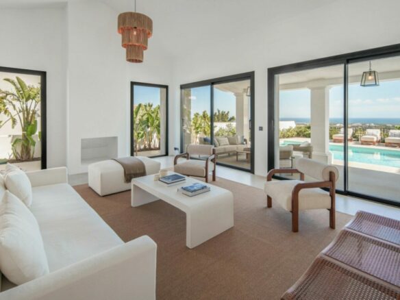 FOR SALE 🏡 Five-Bedroom Villa with Panoramic Sea Views and Private Pool – Puerto del Almendro, Benahavís 🇪🇸