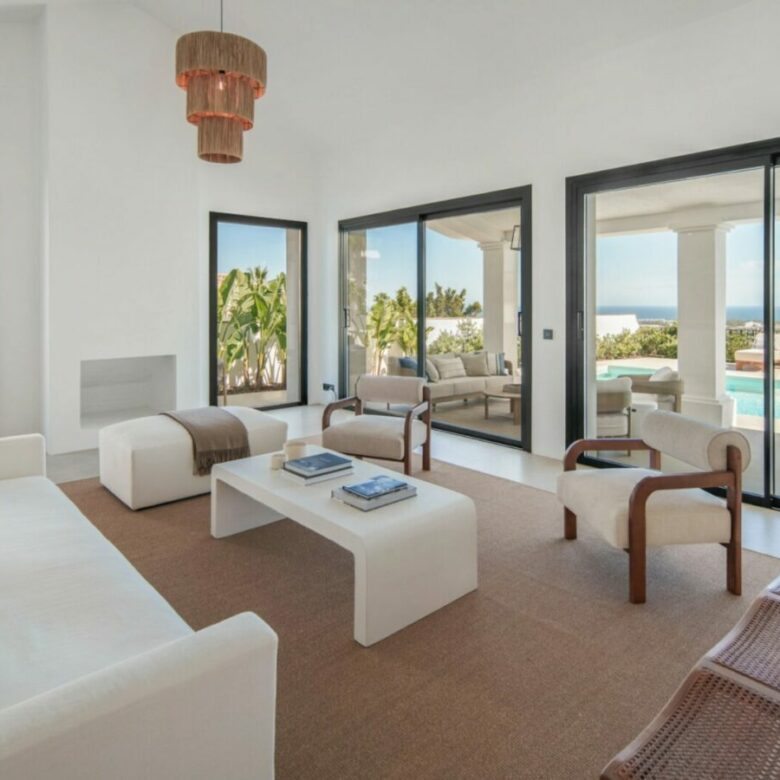 FOR SALE 🏡 Five-Bedroom Villa with Panoramic Sea Views and Private Pool – Puerto del Almendro, Benahavís 🇪🇸