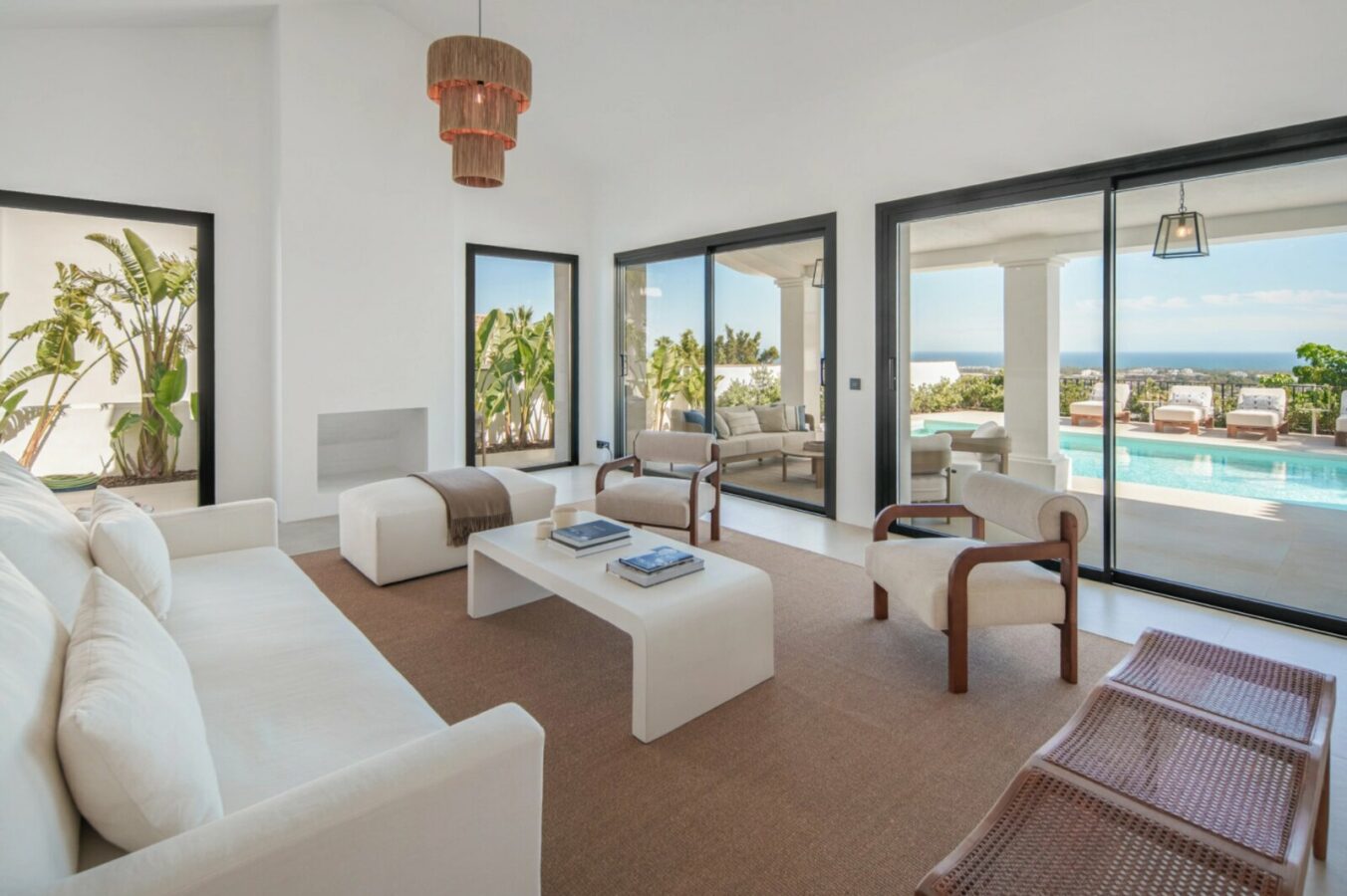 FOR SALE 🏡 Five-Bedroom Villa with Panoramic Sea Views and Private Pool – Puerto del Almendro, Benahavís 🇪🇸