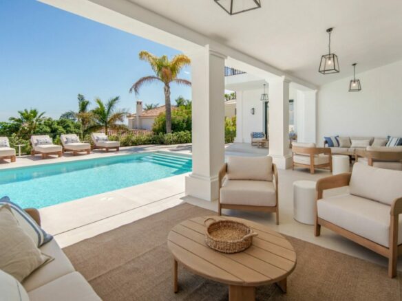 FOR SALE 🏡 Five-Bedroom Villa with Panoramic Sea Views and Private Pool – Puerto del Almendro, Benahavís 🇪🇸