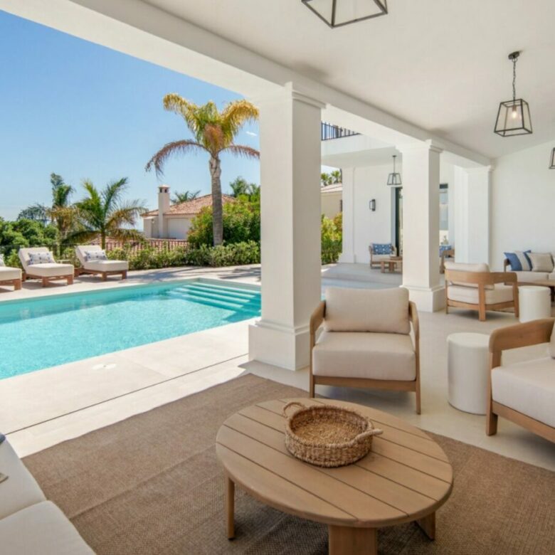 FOR SALE 🏡 Five-Bedroom Villa with Panoramic Sea Views and Private Pool – Puerto del Almendro, Benahavís 🇪🇸
