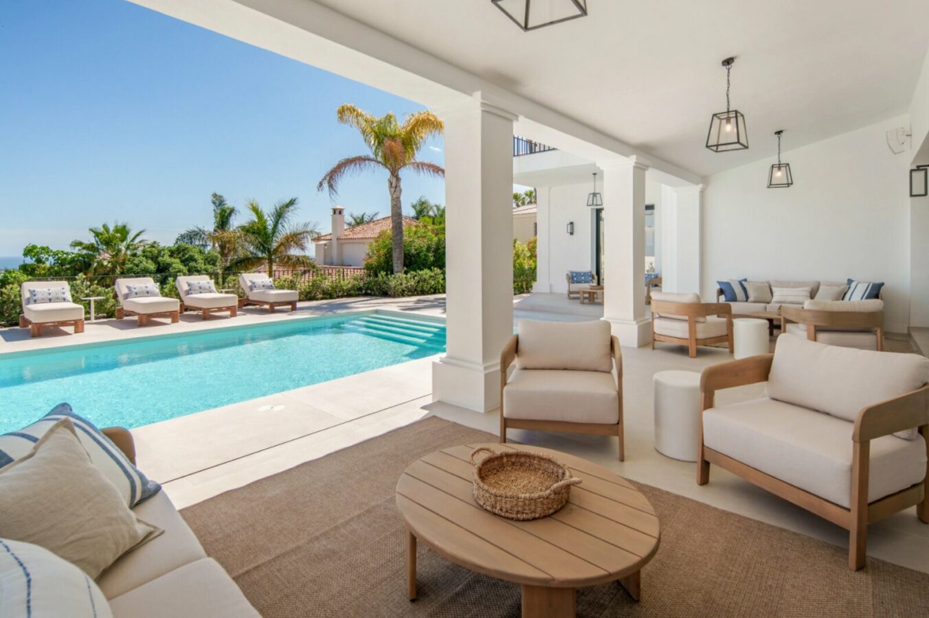 FOR SALE 🏡 Five-Bedroom Villa with Panoramic Sea Views and Private Pool – Puerto del Almendro, Benahavís 🇪🇸