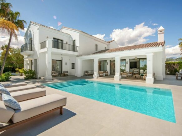 FOR SALE 🏡 Five-Bedroom Villa with Panoramic Sea Views and Private Pool – Puerto del Almendro, Benahavís 🇪🇸