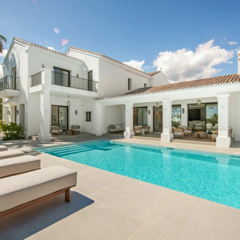 FOR SALE 🏡 Five-Bedroom Villa with Panoramic Sea Views and Private Pool – Puerto del Almendro, Benahavís 🇪🇸