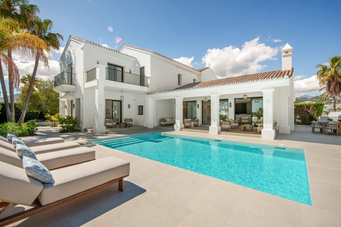 FOR SALE 🏡 Five-Bedroom Villa with Panoramic Sea Views and Private Pool – Puerto del Almendro, Benahavís 🇪🇸