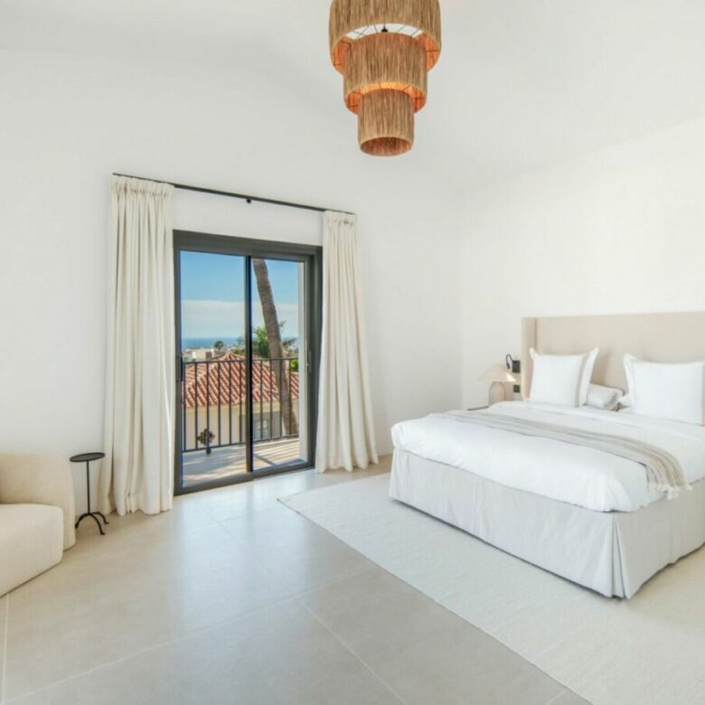 FOR SALE 🏡 Five-Bedroom Villa with Panoramic Sea Views and Private Pool – Puerto del Almendro, Benahavís 🇪🇸