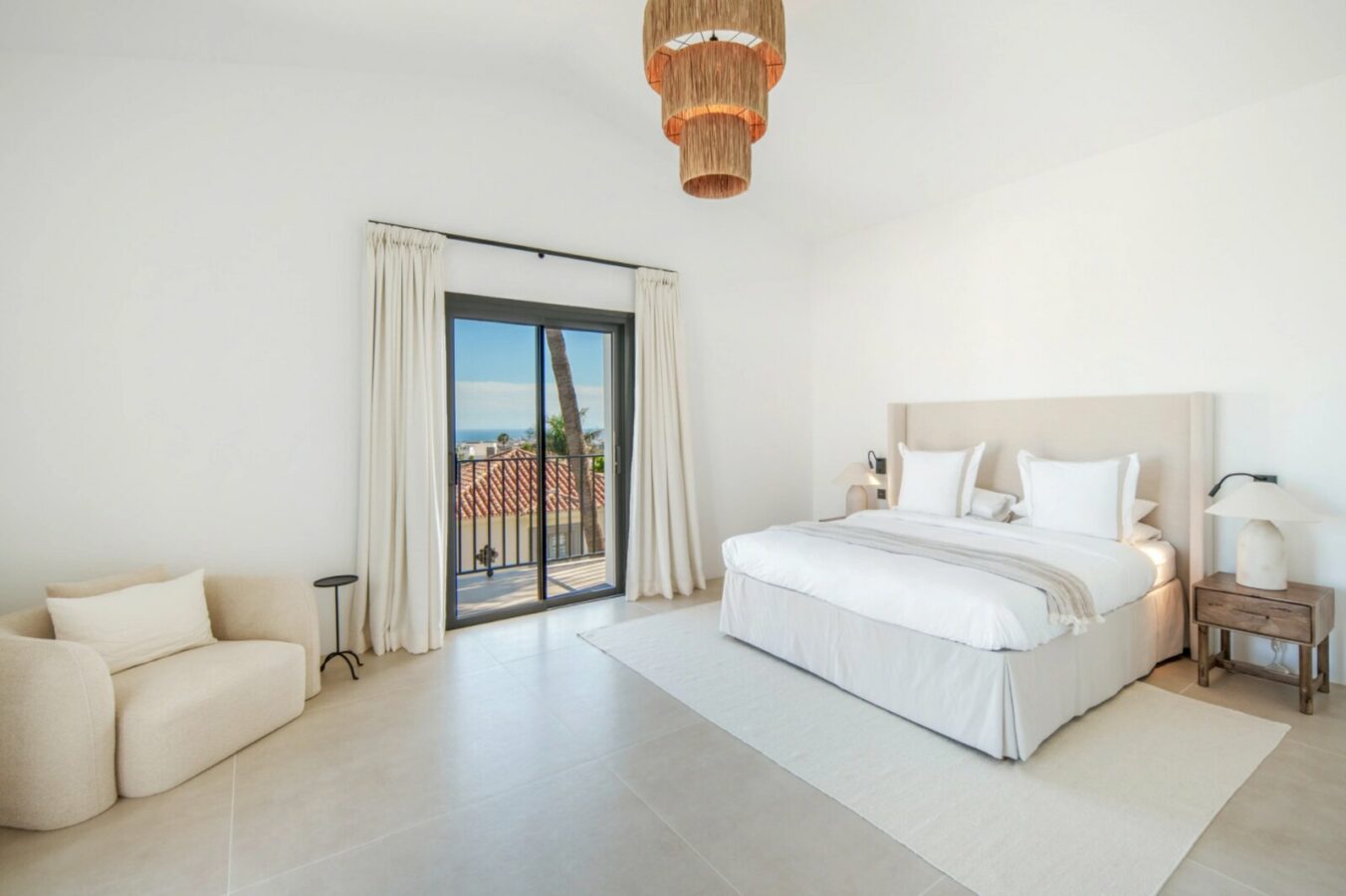 FOR SALE 🏡 Five-Bedroom Villa with Panoramic Sea Views and Private Pool – Puerto del Almendro, Benahavís 🇪🇸