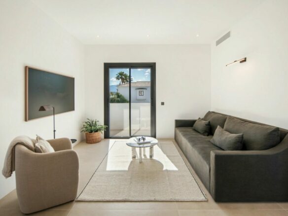 FOR SALE 🏡 Five-Bedroom Villa with Panoramic Sea Views and Private Pool – Puerto del Almendro, Benahavís 🇪🇸