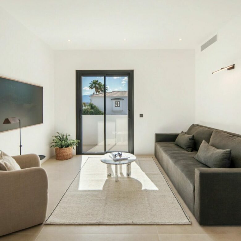 FOR SALE 🏡 Five-Bedroom Villa with Panoramic Sea Views and Private Pool – Puerto del Almendro, Benahavís 🇪🇸