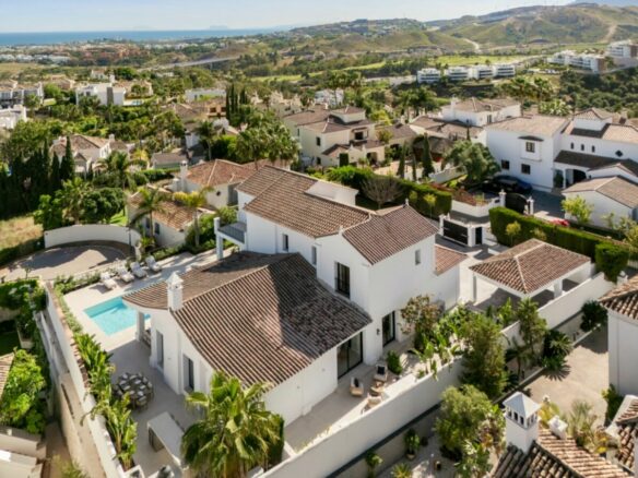 FOR SALE 🏡 Five-Bedroom Villa with Panoramic Sea Views and Private Pool – Puerto del Almendro, Benahavís 🇪🇸